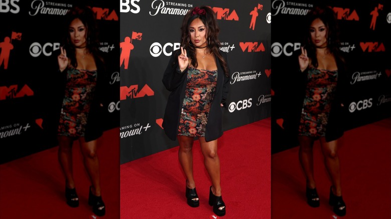 Snooki posing with a peace sign on the 2025 MTV Video Music Awards red carpet