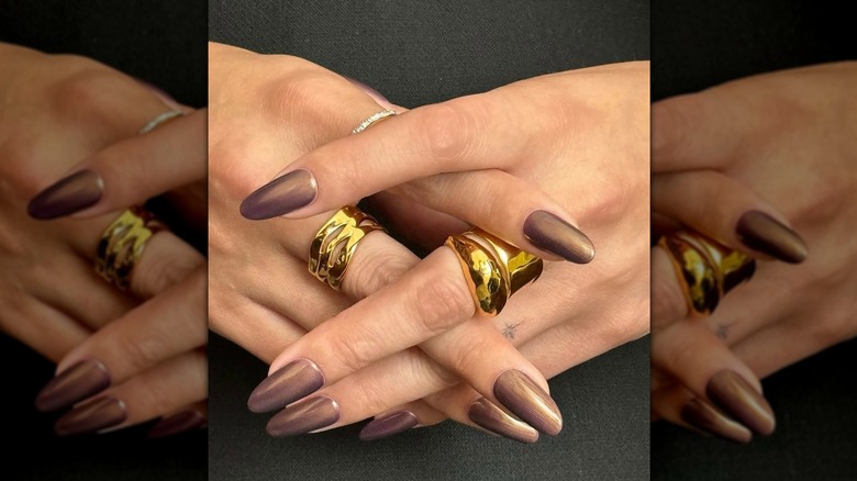 Coffee chrome nails on Selena Gomez