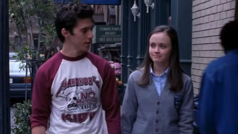 Rory and Jess walking down the street in New York