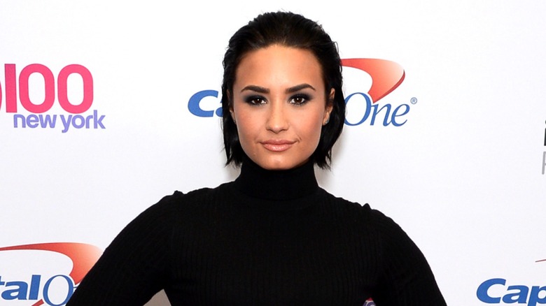 Demi Lovato posing on the Z100 red carpet