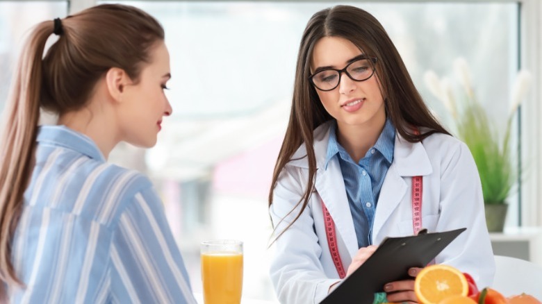 A woman consults with dietitian