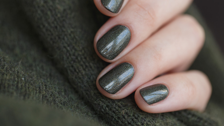 The trendy olive manicure