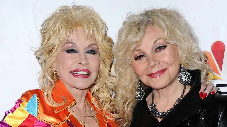Dolly Parton with her sister in 2015