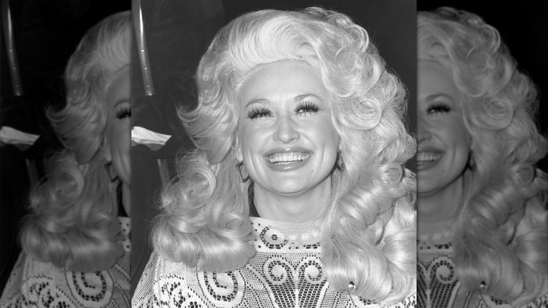 Black-and-white photo showing Dolly Parton smiling in 1977