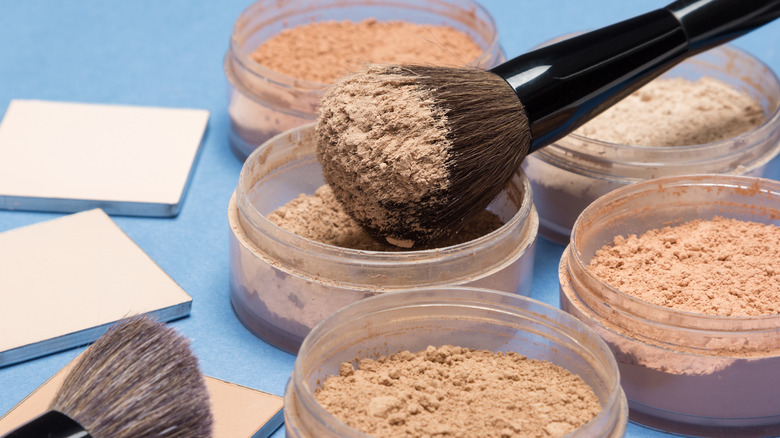 loose makeup powder