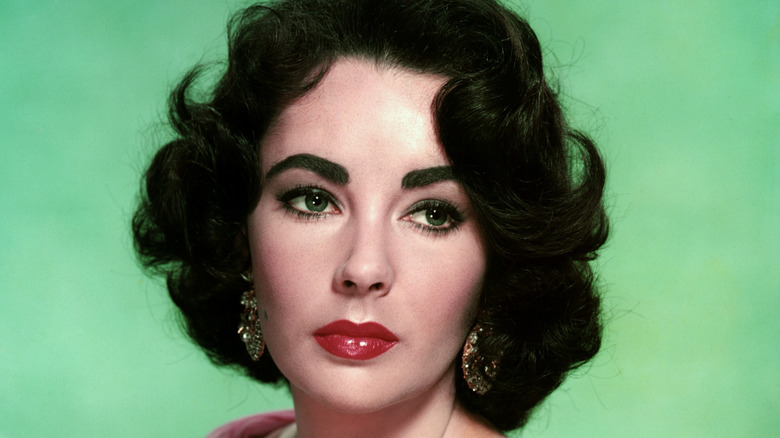 Elizabeth Taylor posing in 1960