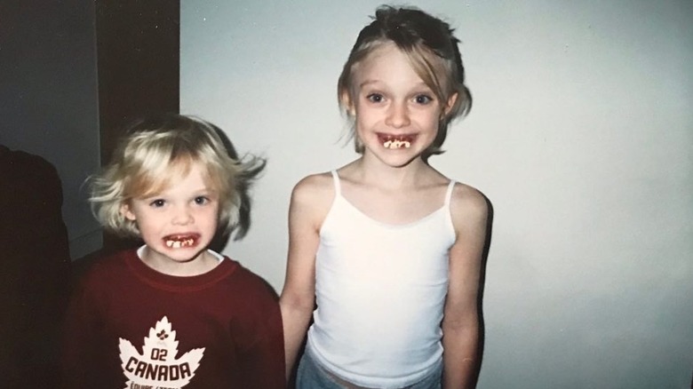 Elle Fanning as a child with her sister Dakota Fanning