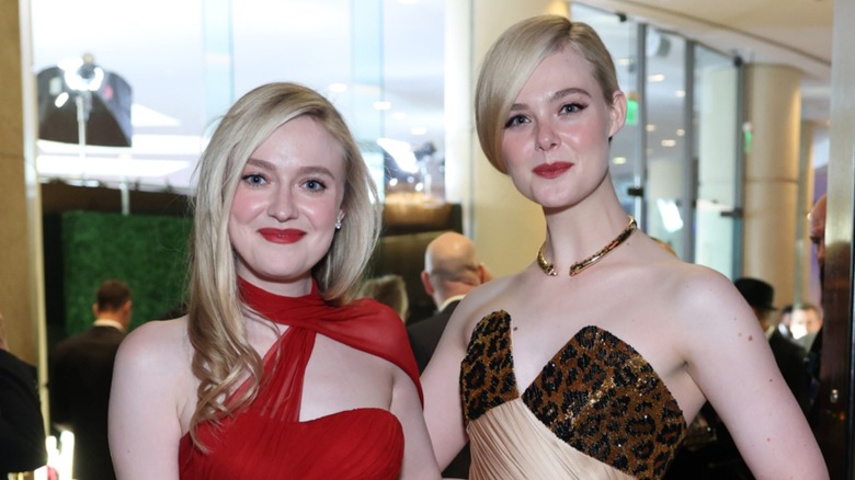 Dakota Fanning and Elle Fanning posing at the 2025 Golden Globe Awards