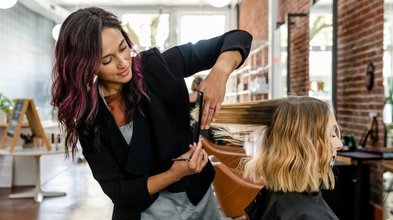 Woman doing a woman's hair