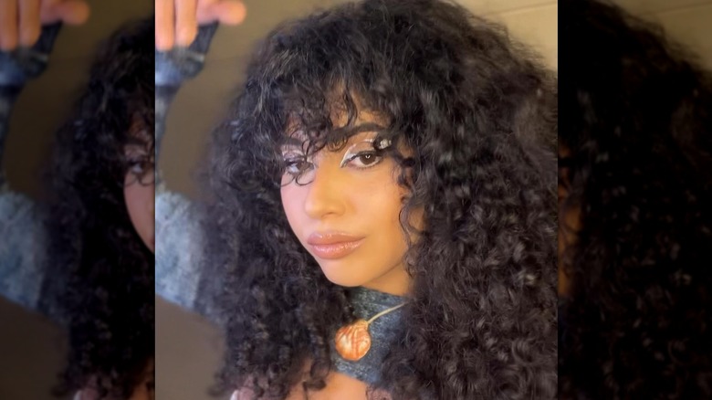 Curly eyelash bangs