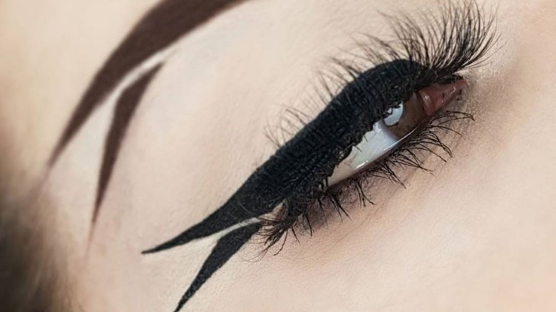 Sharp fishtail eyeliner in black