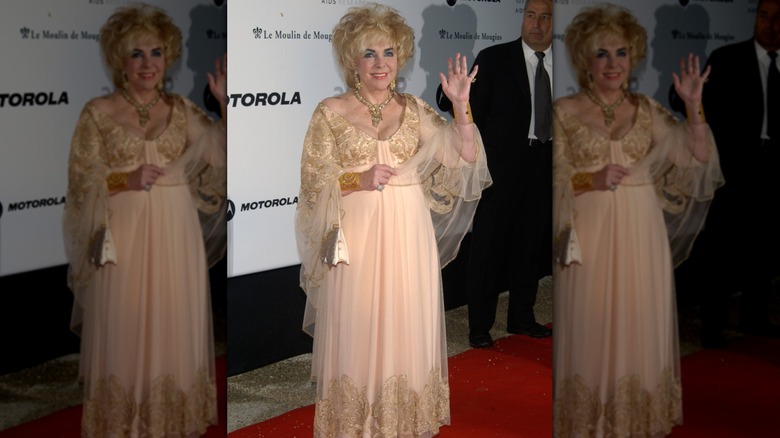 Elizabeth Taylor in a cream dress at an event in 2002