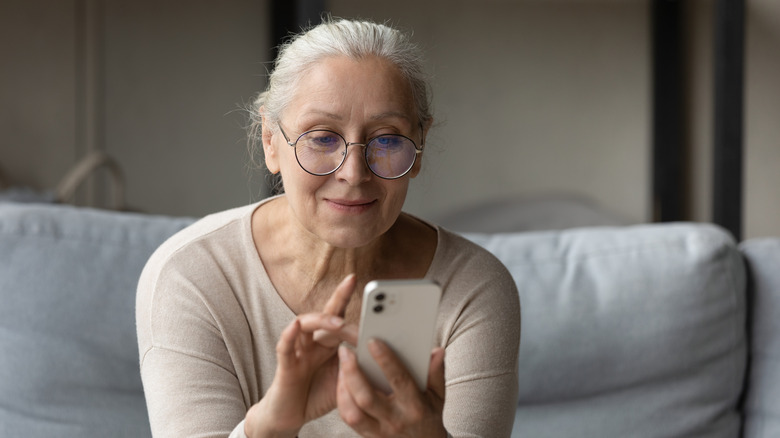 Woman wearing round frames