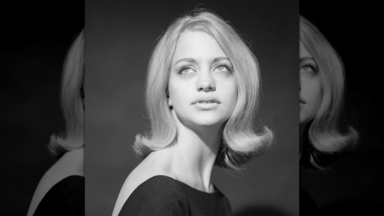 A portrait of Goldie Hawn looking up in 1965.