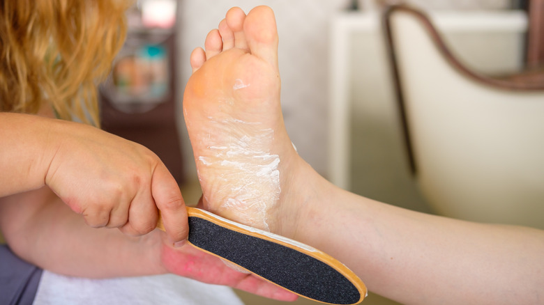Exfoliating foot