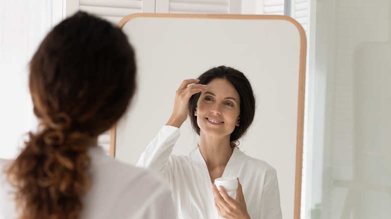 woman applying SPF