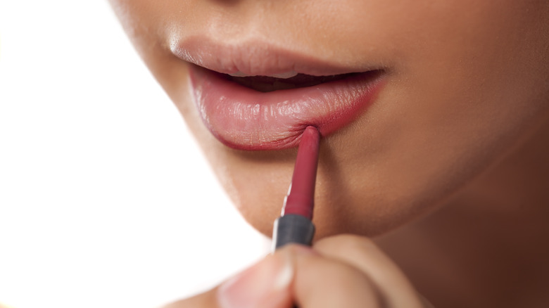 Applying lip liner