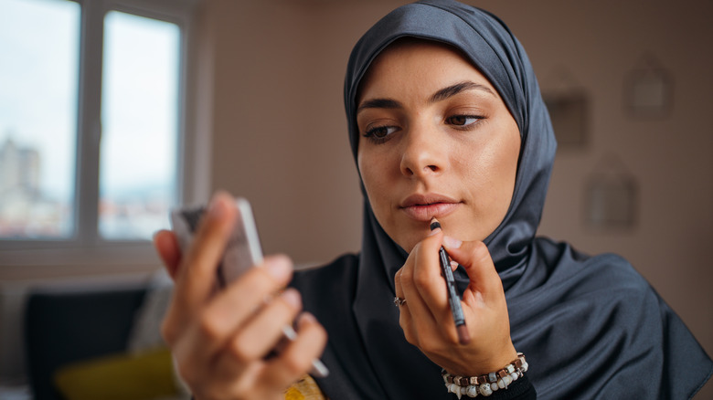 Applying lip liner