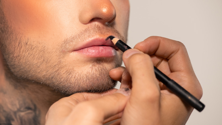 Applying lip liner