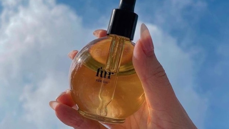 Holding Fur oil