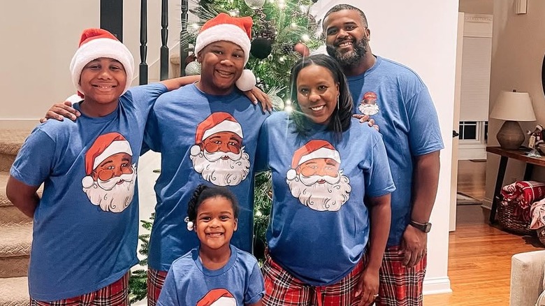 Ashley and Kenny Green posing with their three kids in matching shirts