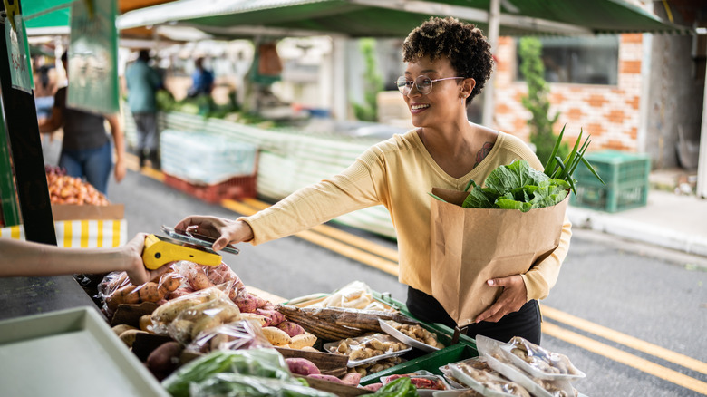 woman grocery shopping