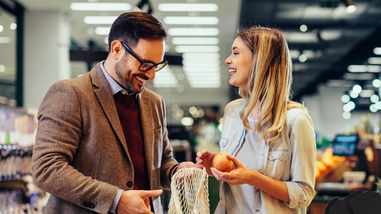 couple grocery shop