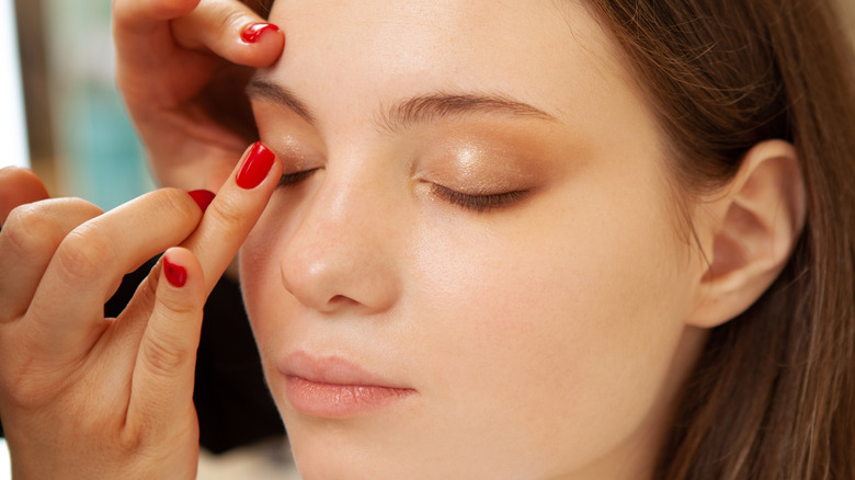Applying eyelid primer