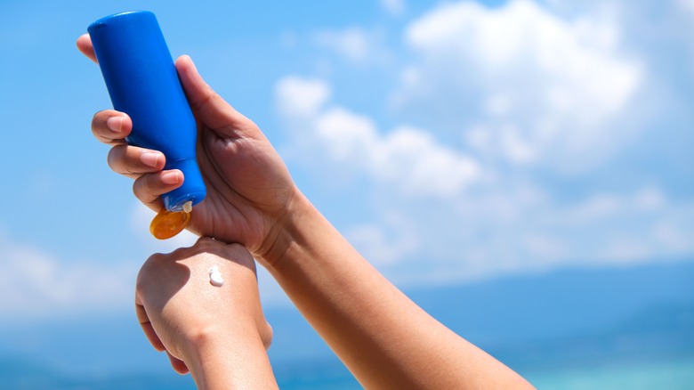 woman using sunscreen
