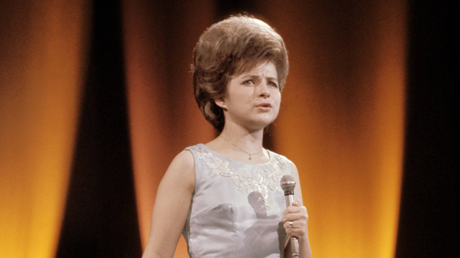 Iconic '50s Singer Brenda Lee Loves A Dramatic Hairdo & These Pics Prove It - Women