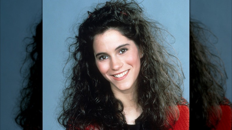 Young Jami Gertz smiling for a portrait in 1985