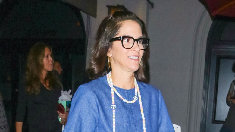 Jami Gertz proudly showing her graying hair while out in Los Angeles in 2018