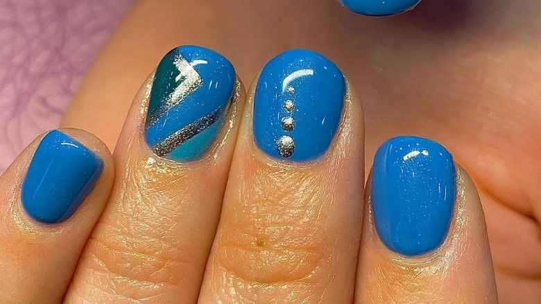 Blue geometric manicure