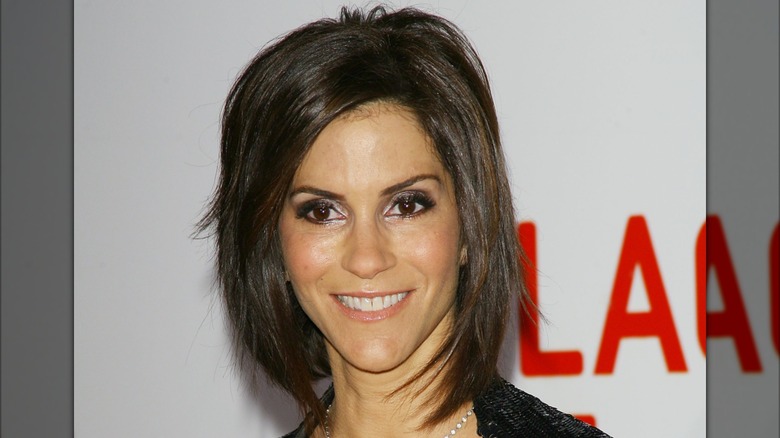 Jami Gertz smiling with a face-framing bob on the red carpet in 2007