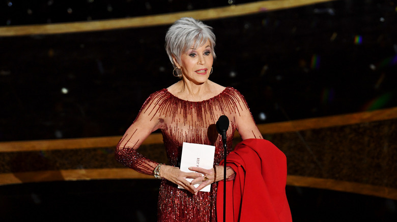 Jane Fonda with gray hair at the 2020 Academy Awards