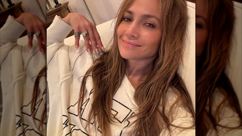 Jennifer lopez in coxy sweater and makeup free