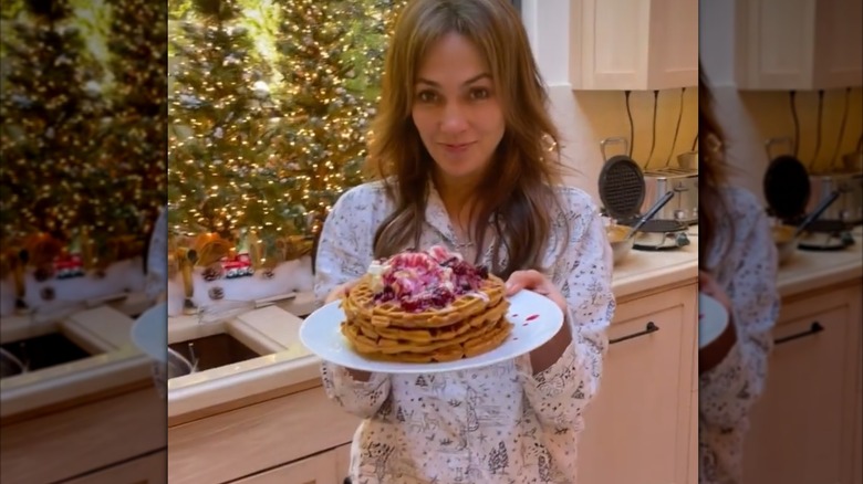 Jennifer lopez with no makup holding waffles