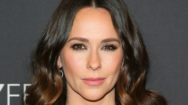 Jennifer Love Hewitt posing on the red carpet