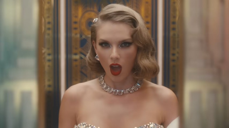 Taylor Swift with a flapper bob in the music video Bejeweled