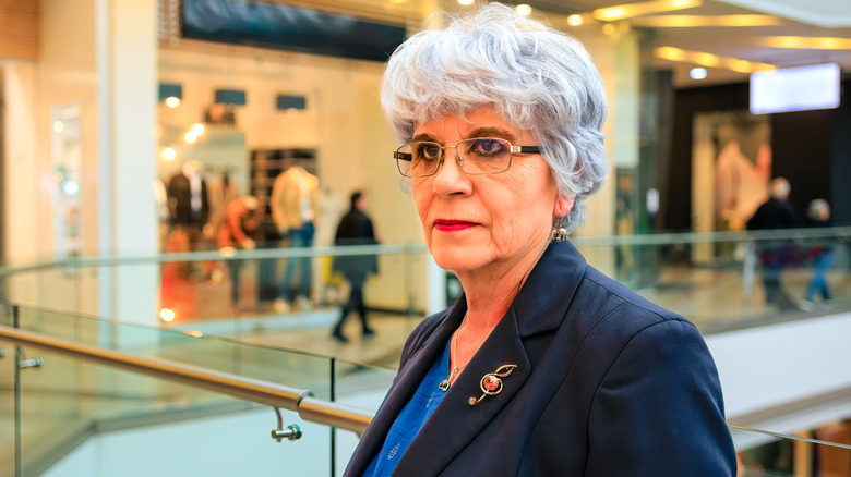 Woman wearing a treble clef brooch at the mall