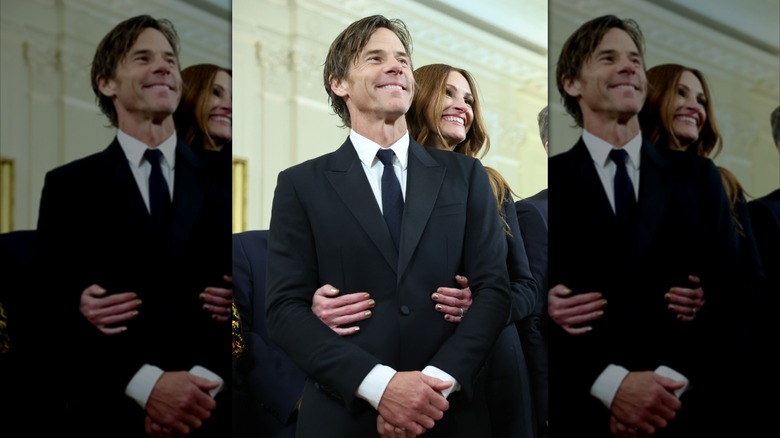 Julia Roberts and Danny Moder posing