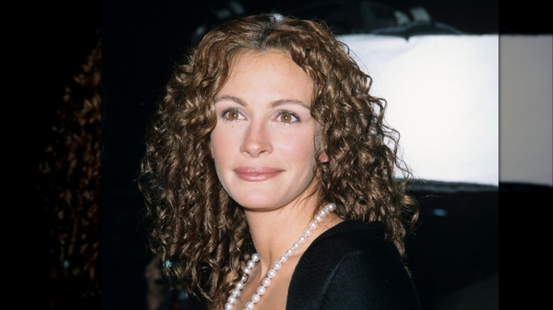 Julia Roberts with a pearl necklace at the People's Choice Awards 2000
