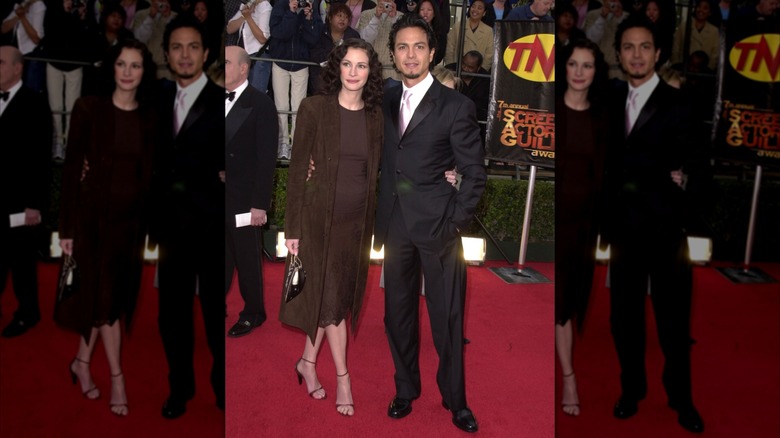 Julia Roberts and Benjamin Bratt at the 2001 SAG Awards
