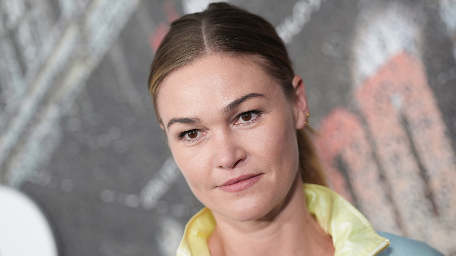Julia Stiles Favorite Book Is A Page-Turner (& It Won The Pulitzer Prize) - Women