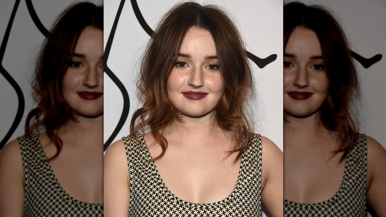 Kaitlyn Dever wearing her hair in loose ringlets around her shoulders at a 2017 event