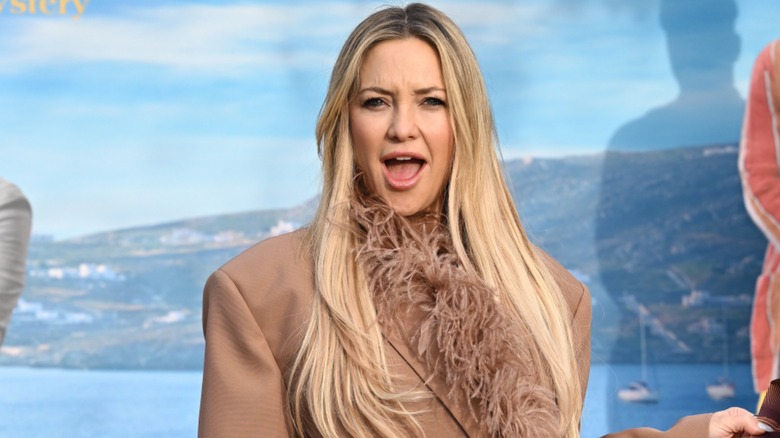Kate Hudson with long blond hair on the red carpet