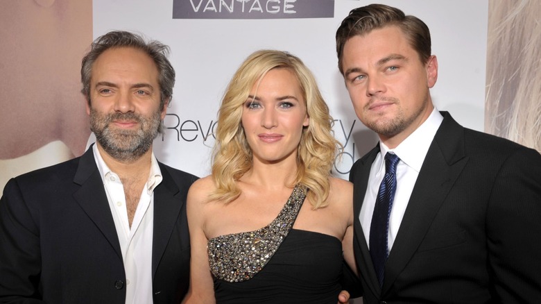 Kate Winslet posing between Sam Mendes and Leonardi DiCaprio on the red carpet in 2008