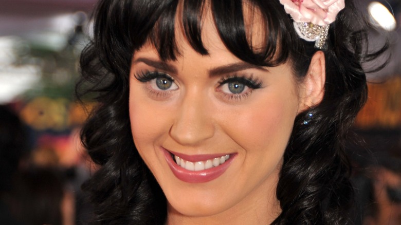 Katy Perry smiling on the red carpet in 2008 with tan, matte skin
