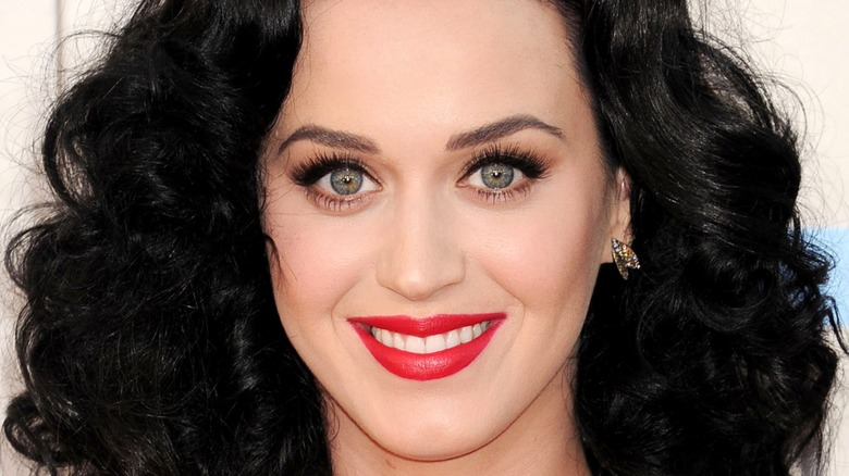 Katy Perry smiling on the 2013 American Music Awards wearing red lipstick