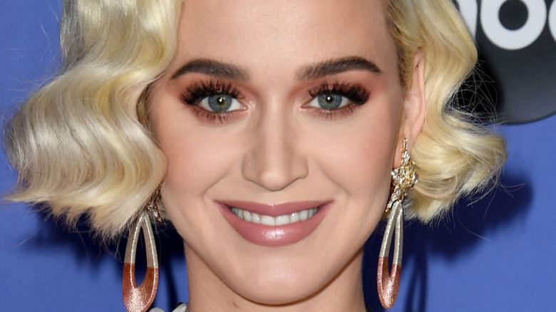 Katy Perry smiling on the American idol red carpet in 2020